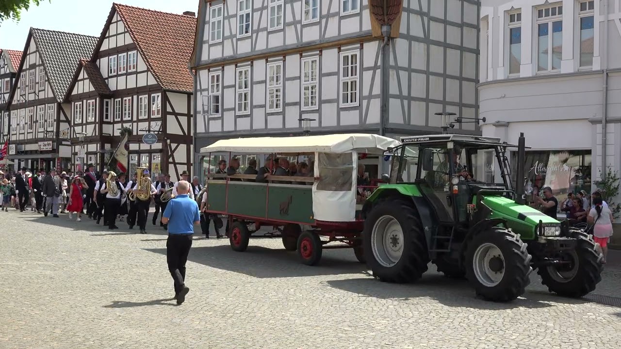 Großer Festumzug beim Schützenfest in Gifhorn (2023 / Marktplatz)