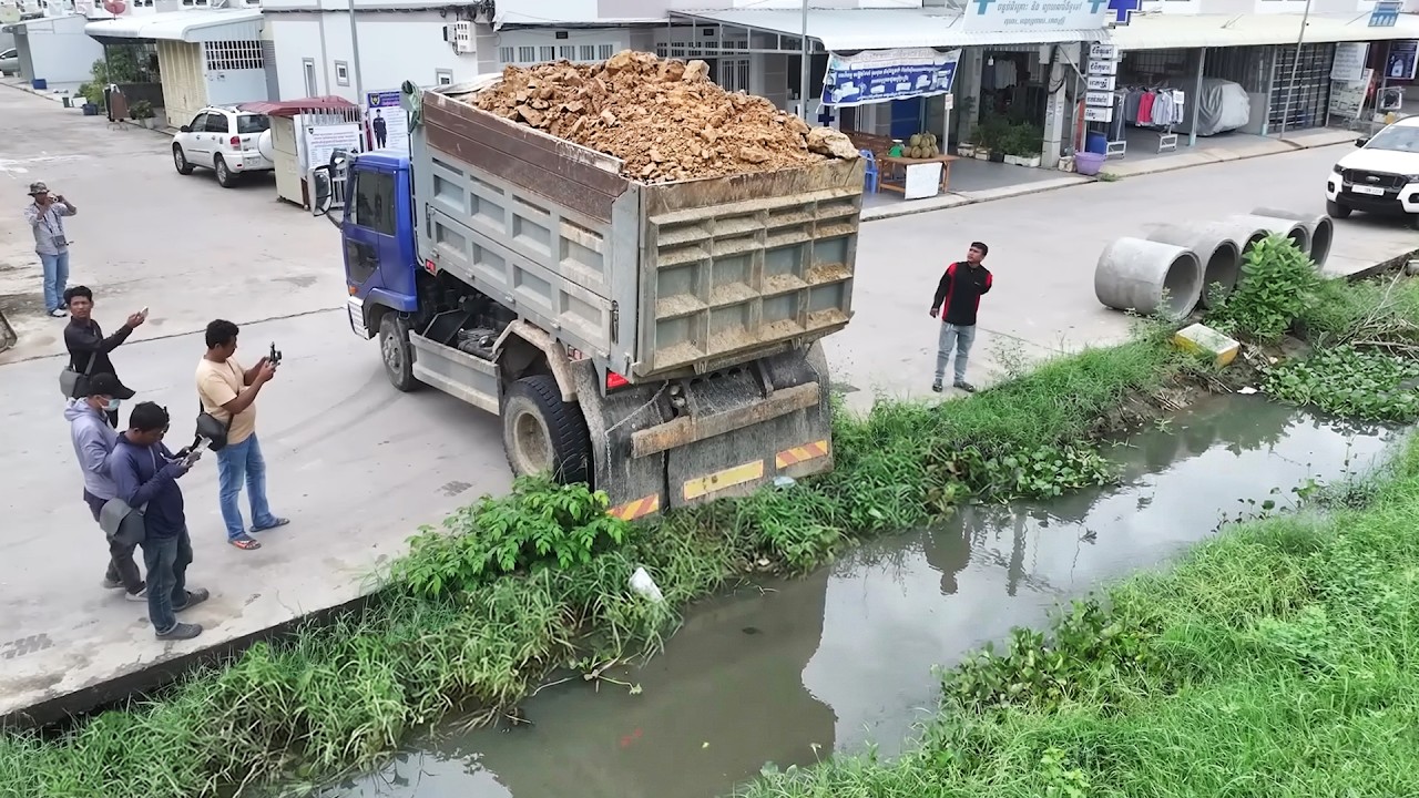 Great Site !! NISSAN Trucks Land Filling the ditch and push fill by Bulldozer D31P
