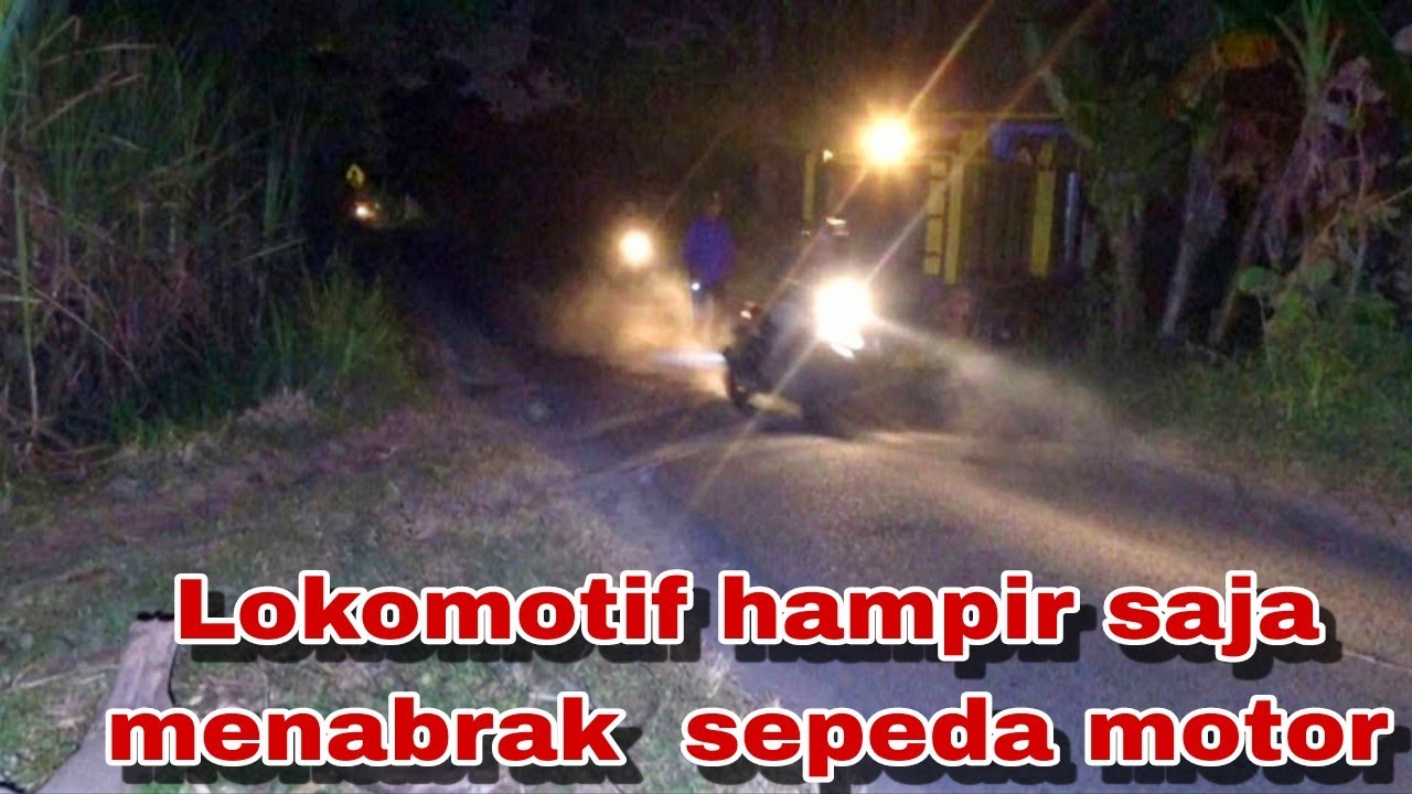 Lokomotif 02 membantu lokomotif 01 yang kehabisan rantai dan hampir menabrak motor || PG Kedawung