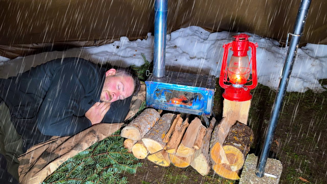 Горячий палаточный кемпинг под дождём в заснеженном лесу — попал под дождь вместе со своей собакой!