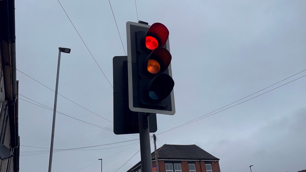 4525 PEEK TLED Puffin Crossing на B5039 Anchor Road, Merton Street в Лонгтоне/Сток-он-Тренте