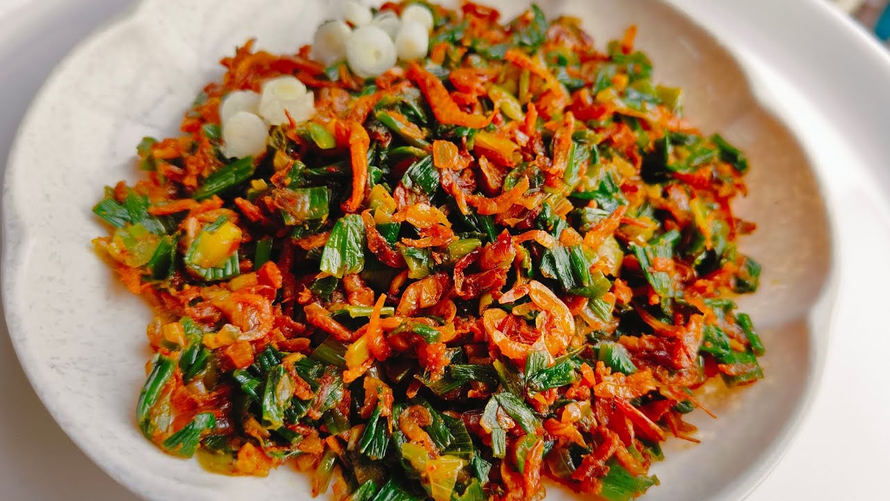 सुकट आणि कांद्याची पात एक चटपटीत कॉम्बिनेशन | जवळा चटणी रेसिपी | Dried Shrimp with Spring Onions | 