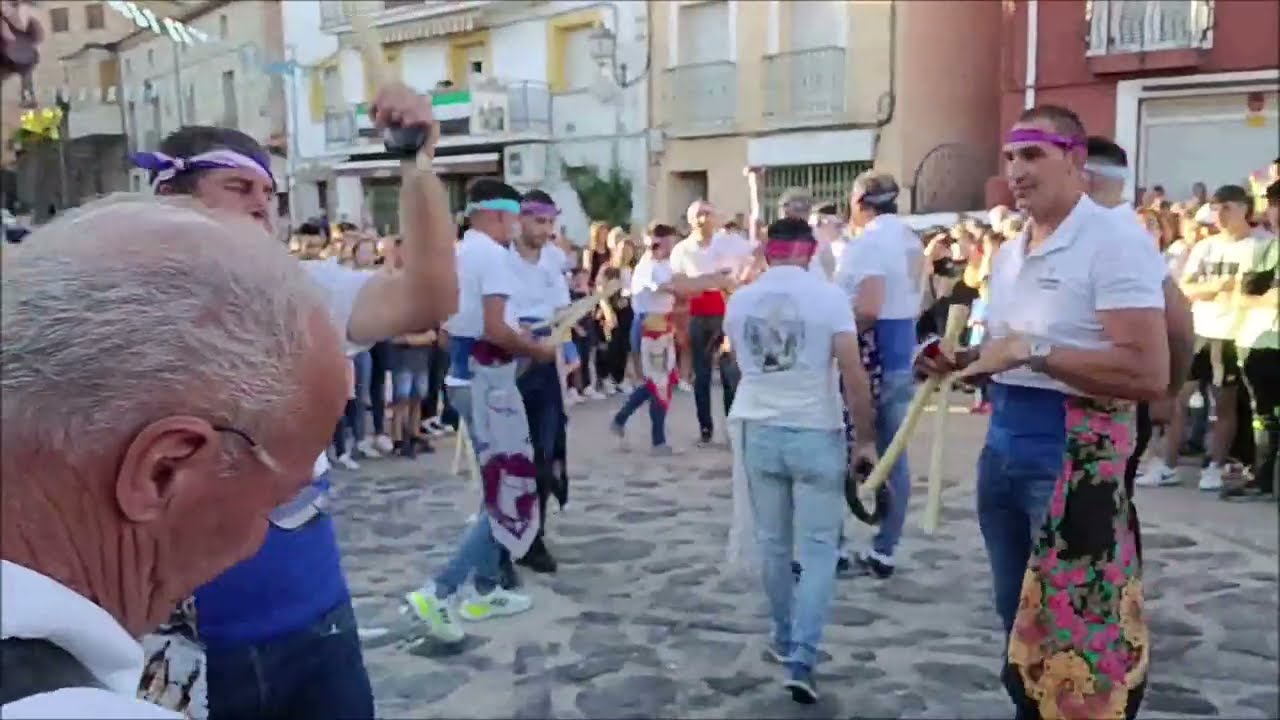 Ofrenda Floral de niños, acompañados de Danzantes a la Virgen de Sopetrán en Jarandilla de la Vera