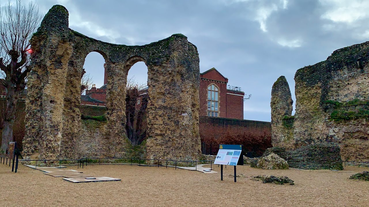 Walking the abbey ruins | Reading