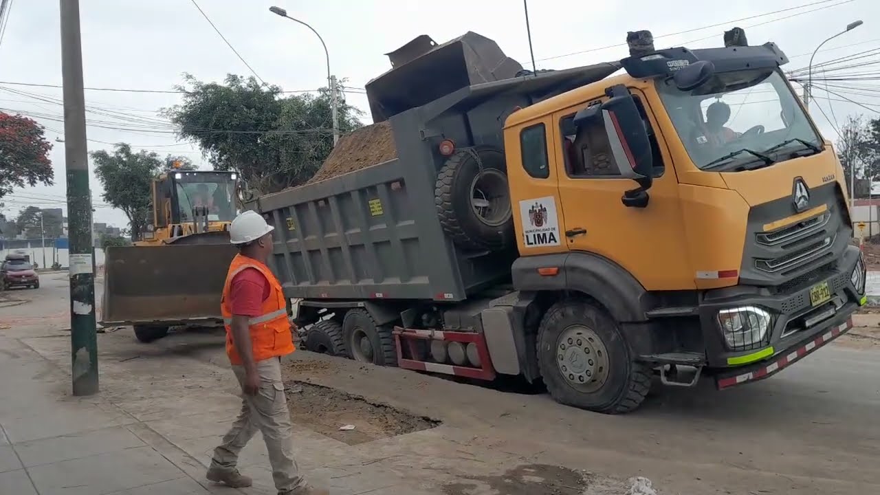 Avances de la VIA EXPRESA SUR.Volquete se hunde en la pista y luego lo auxilian. Martes 02-09-2025