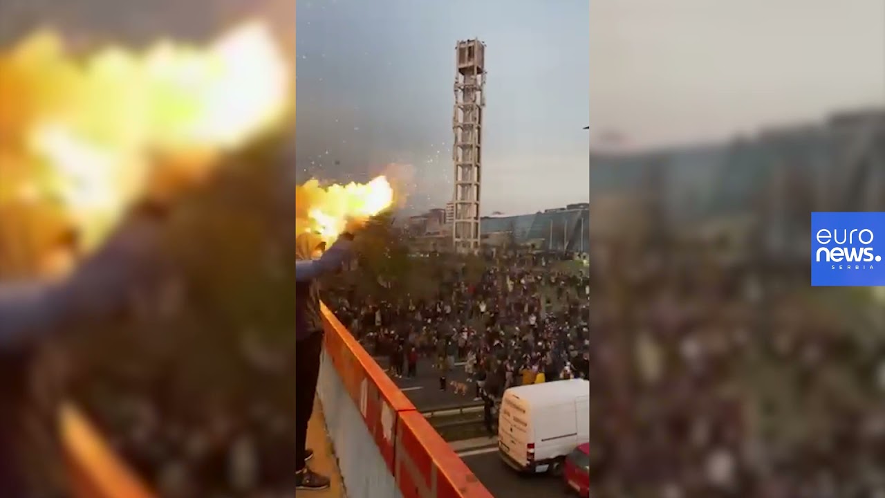 Mladići sa bakljama pojavili se na nadvožnjaku iznad auto-puta u Beogradu tokom protesta