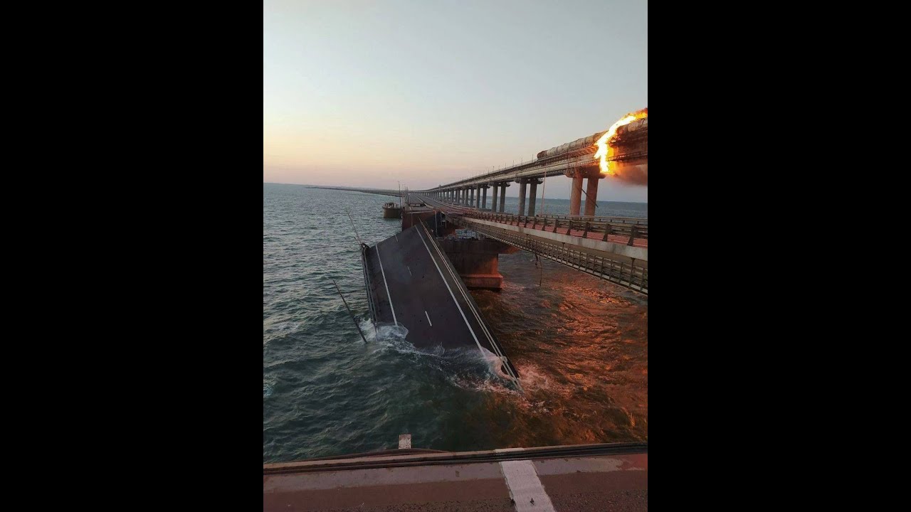 Explosões provocam destruição na ponte da Crimea, que liga a Rússia a Ucrânia.