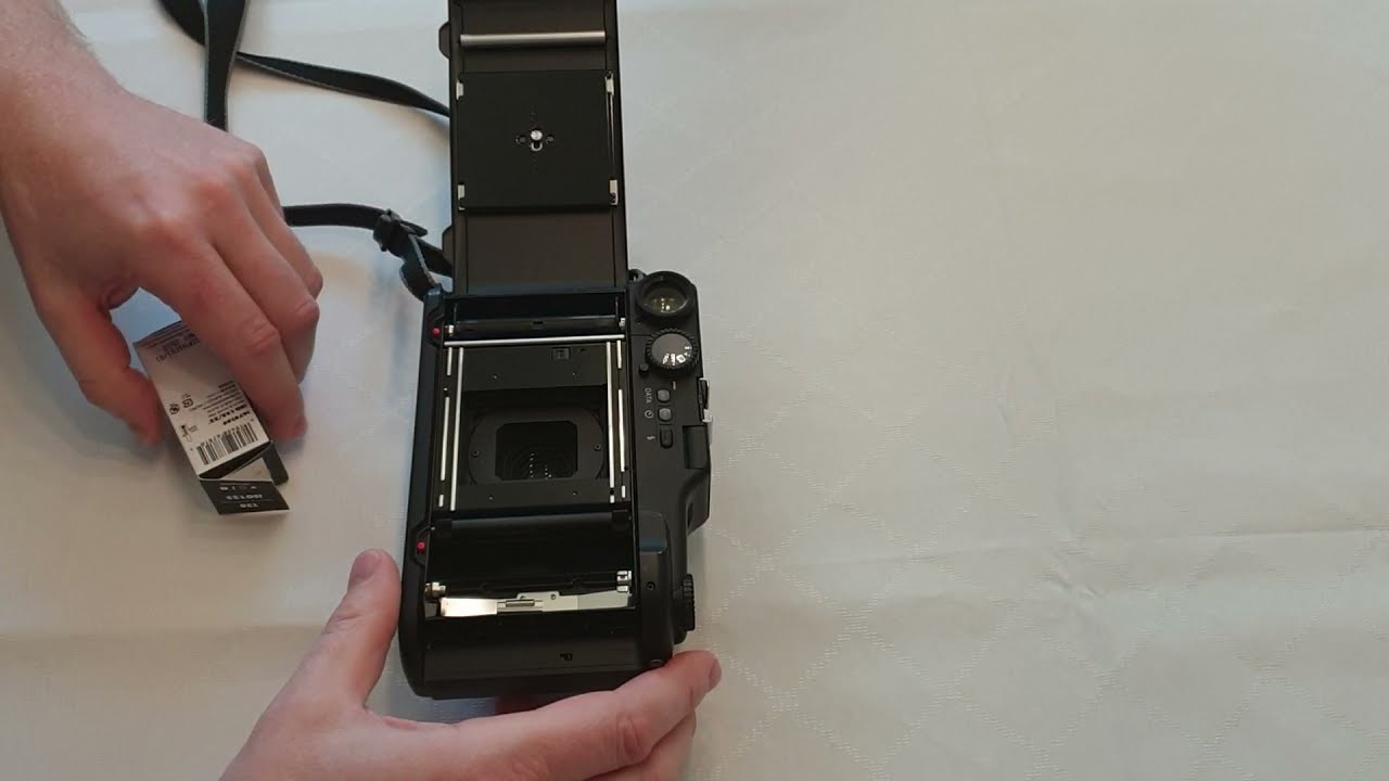 Filmrolle einlegen in Fujifilm GA645 Professional Mittelformatkamera