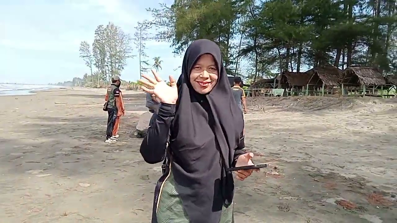 REFRESHING KE LAUT YUK SAMBIL GOTONG ROYONG, BAKTI SOSIAL, MEMBERSIHKAN SAMPAH DI PANTAI NAGA PERMAI