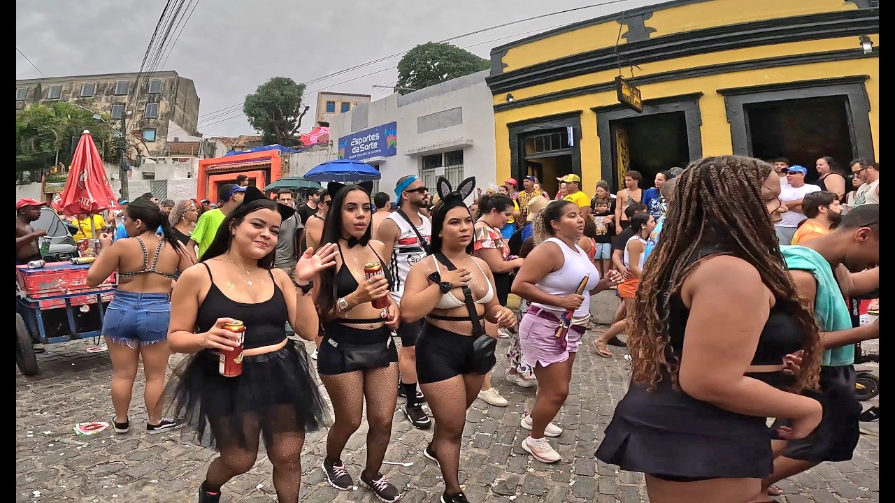 Carnaval de Rua em Olinda subindo e descendo ladeiras bloco, pitonbeira