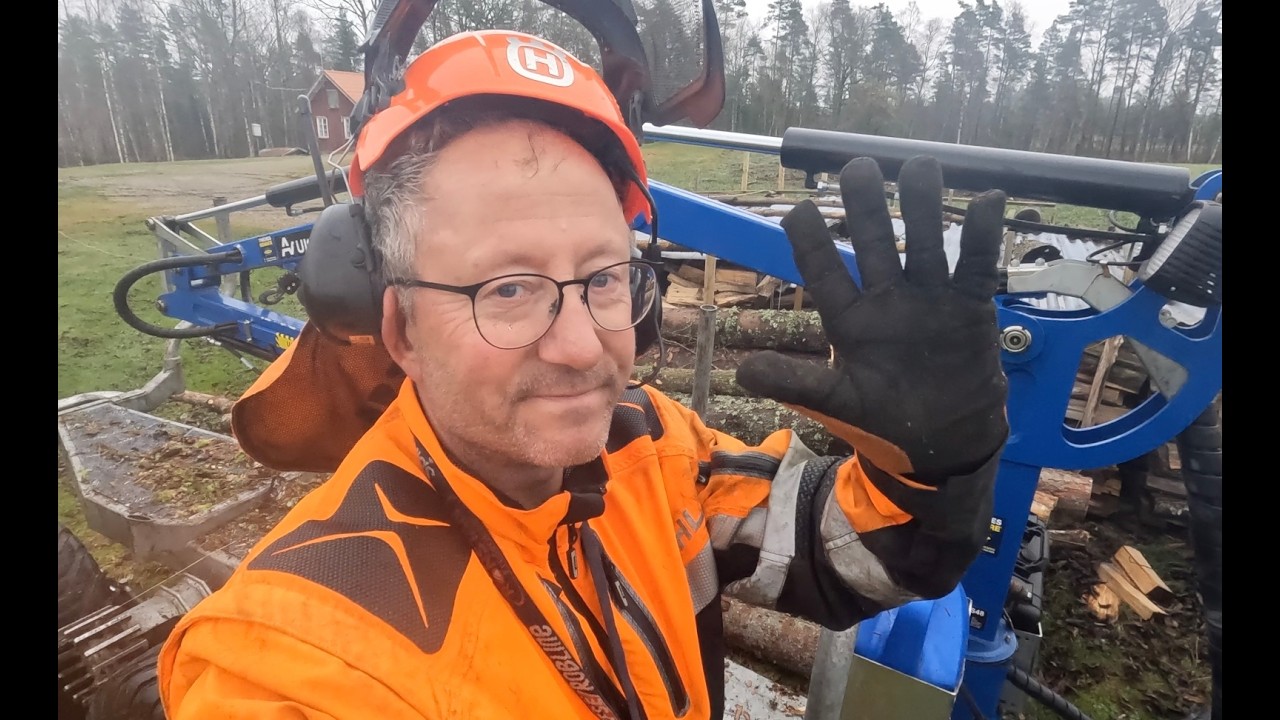 Körning med min ATV kranvagn avestavagnen. Fäller träd och lastar och lossar