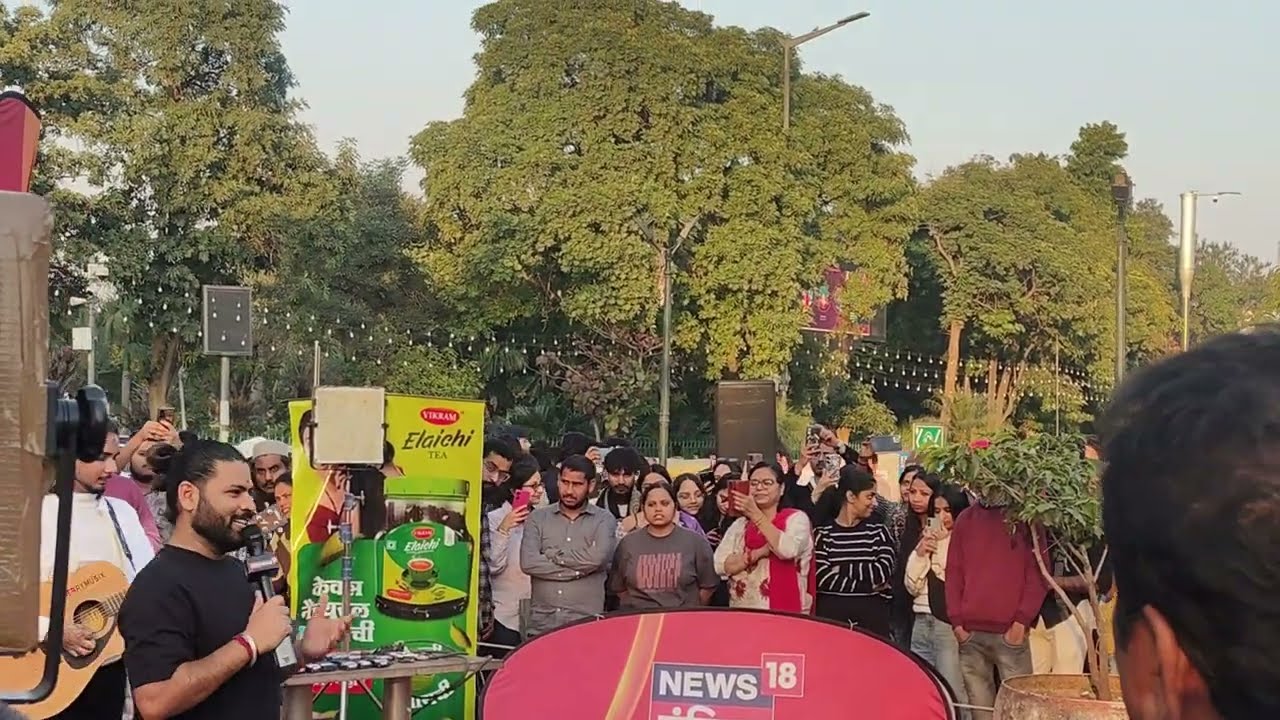 “Rajeev Chowk Par LIVE Singing 😱”