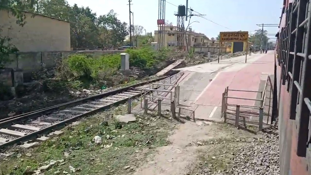 Mau Ranipur Railway Station Arrival Scene | Bundelkhand Express | Rail Universe