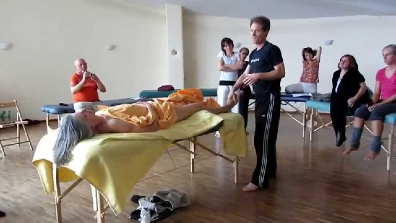 Esalen Massage Knie und Vorderseite