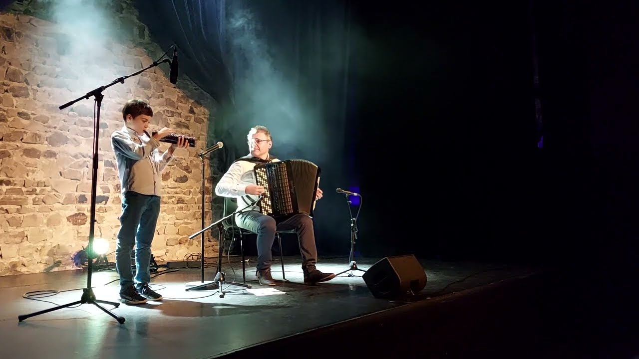 Présentation d'accordéon par Roman Jbanov le chemin d'enfance.