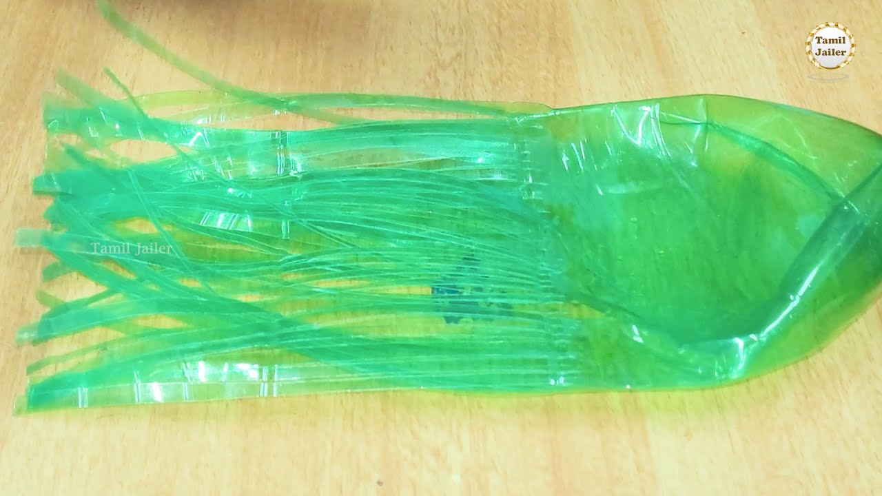 How to make a broom using a plastic bottle?