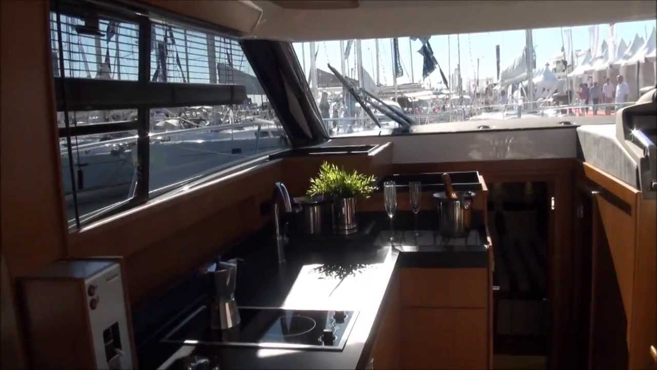 Bavaria Virtess 420 Fly на выставке Cannes Boat Show 2012