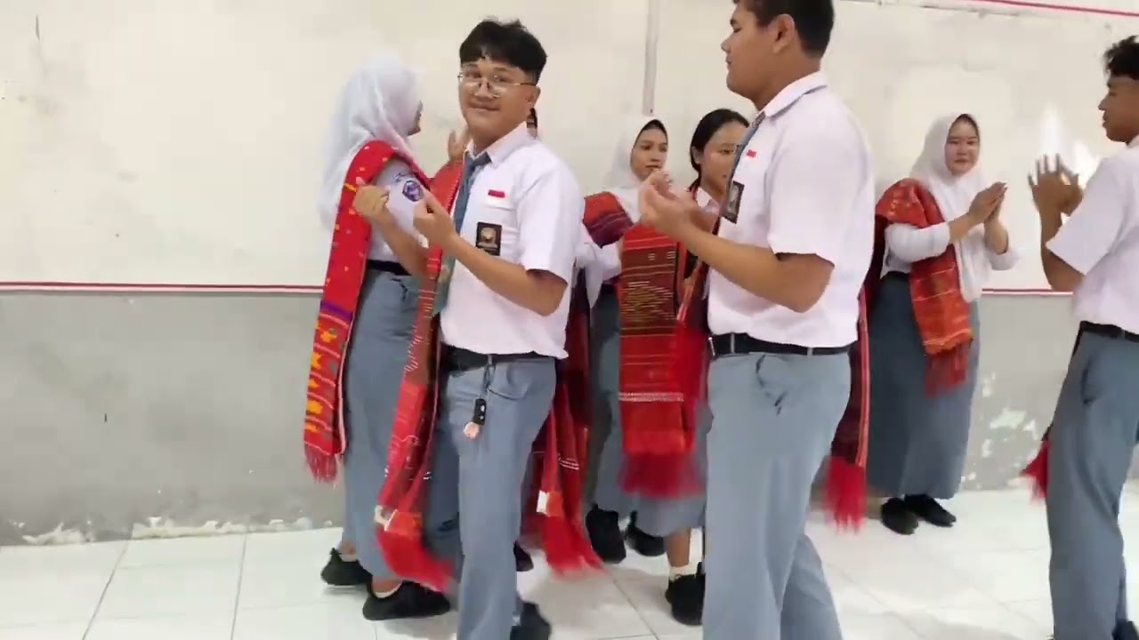 Kreasi Tari Tor-Tor Somba melalui Kegiatan Mengumpulkan Tugas Tepat Waktu | Kelompok A (Kelas XII-5)