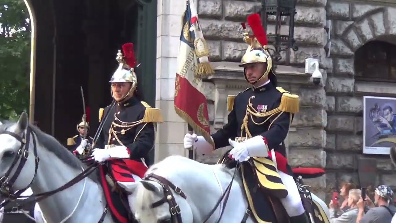Jeudi 14 juillet 2022, la Garde Républicaine à cheval sur le chemin du défilé.