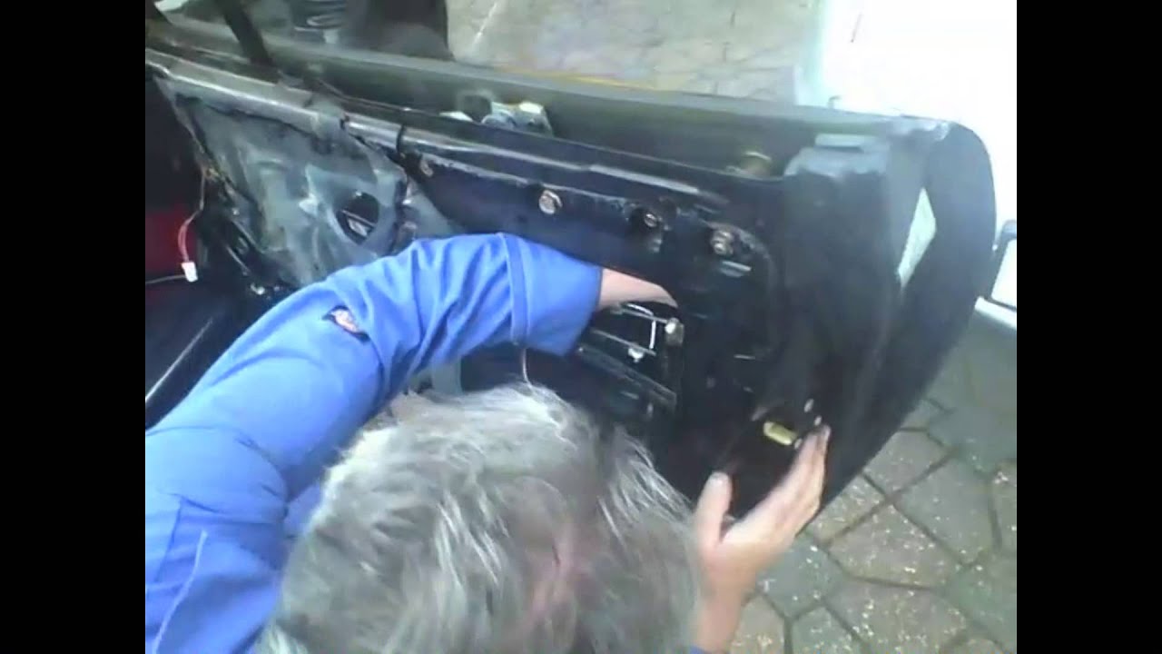 Taking off the door lock on a Mazda mx5/Eunos/MIata/Roadster mk1 NA
