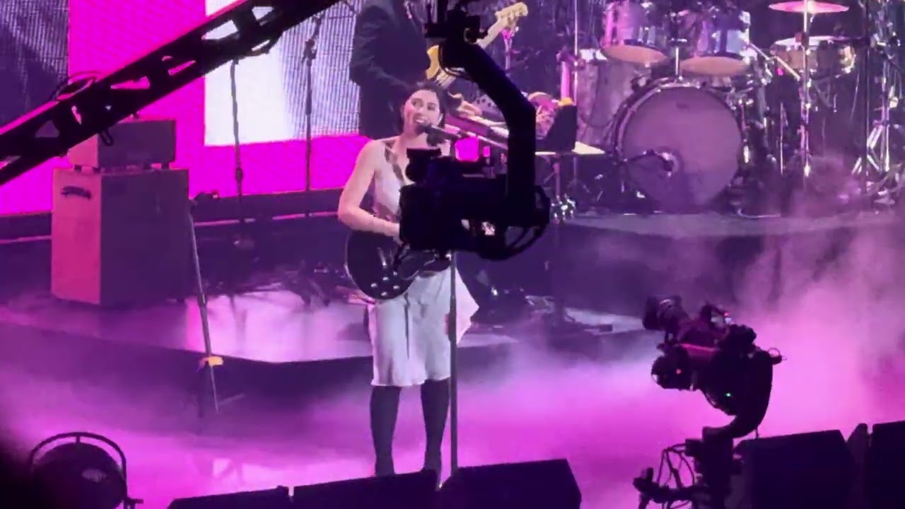 Close To You - Gracie Abrams [iHeartRadio Jingle Ball Concert 2024 - Madison Square Garden,New York]