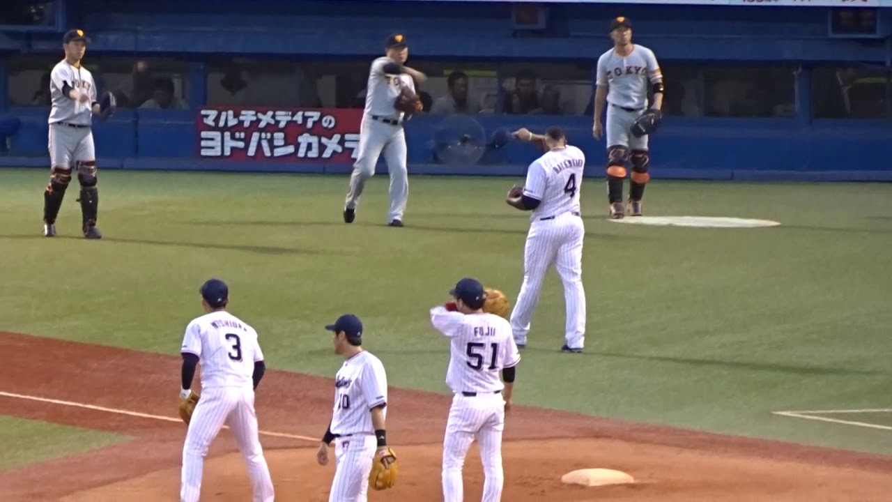 巨人の選手と仲が良すぎるバレンティン．．．来年はもしかして．．．神宮球場　２０１７．９．２４