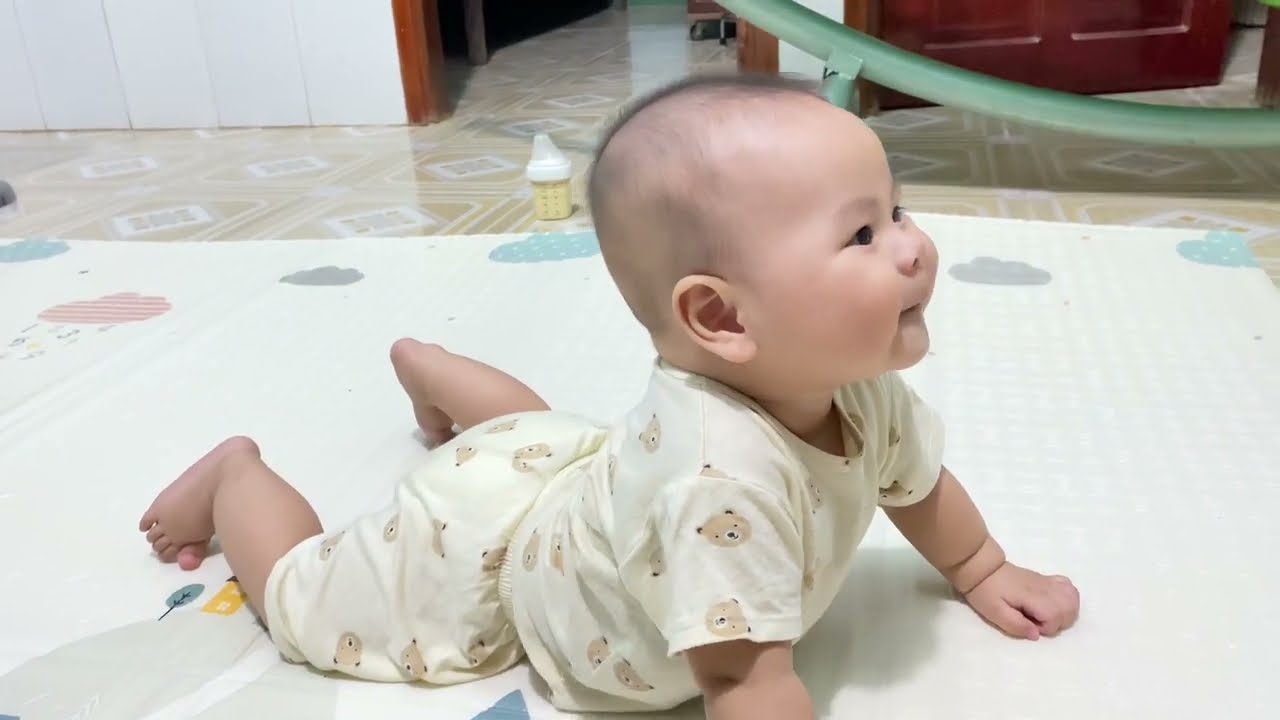 Em bé tập bò 🌽 6m23d #baby #funnybaby #babyboy #cute #cutebaby