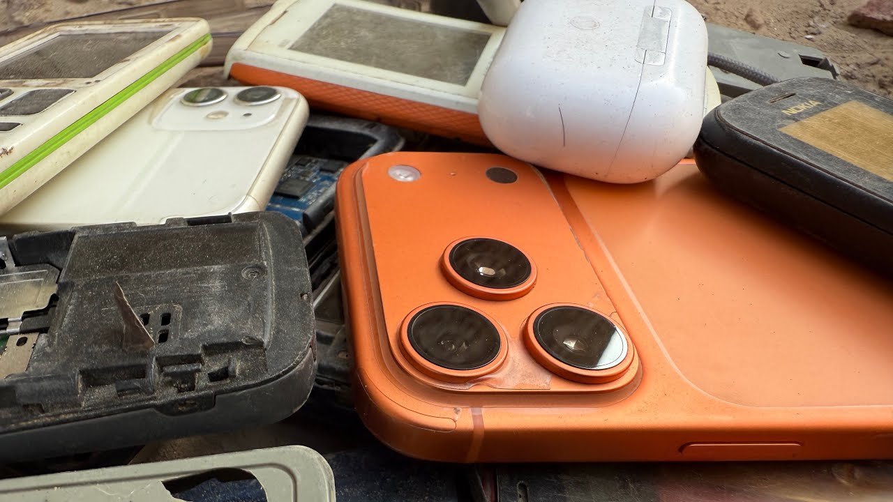 I Found iPhones & Rare Old Phones in Garbage 😱 Treasure Hunt 