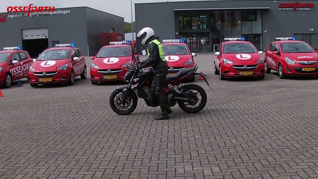 Lopend achteruit parkeren motor - AVB motor rijles Limburg