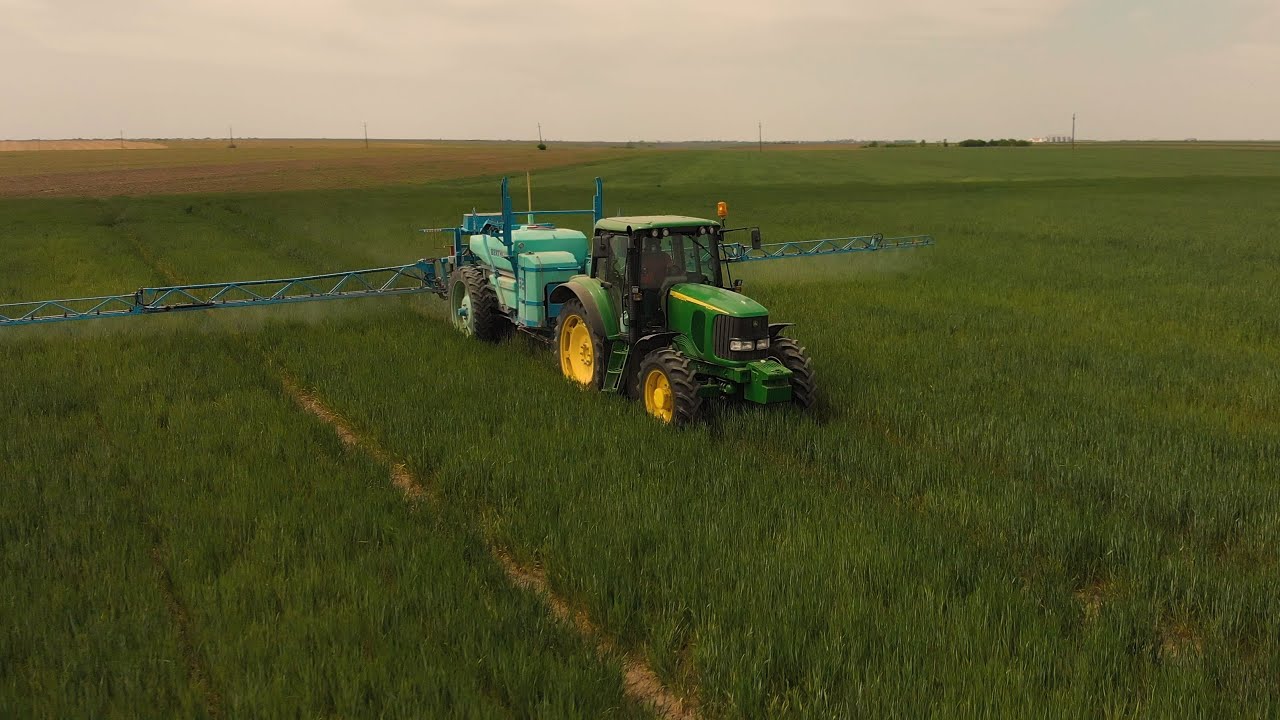 Spraying wheat, John Deere 6620 and Berthoud Racer 32 DPA