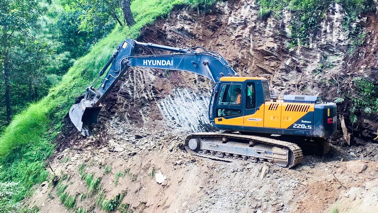 Unbelievable Excavator Skills on Extreme Risky Mountain Road Construction