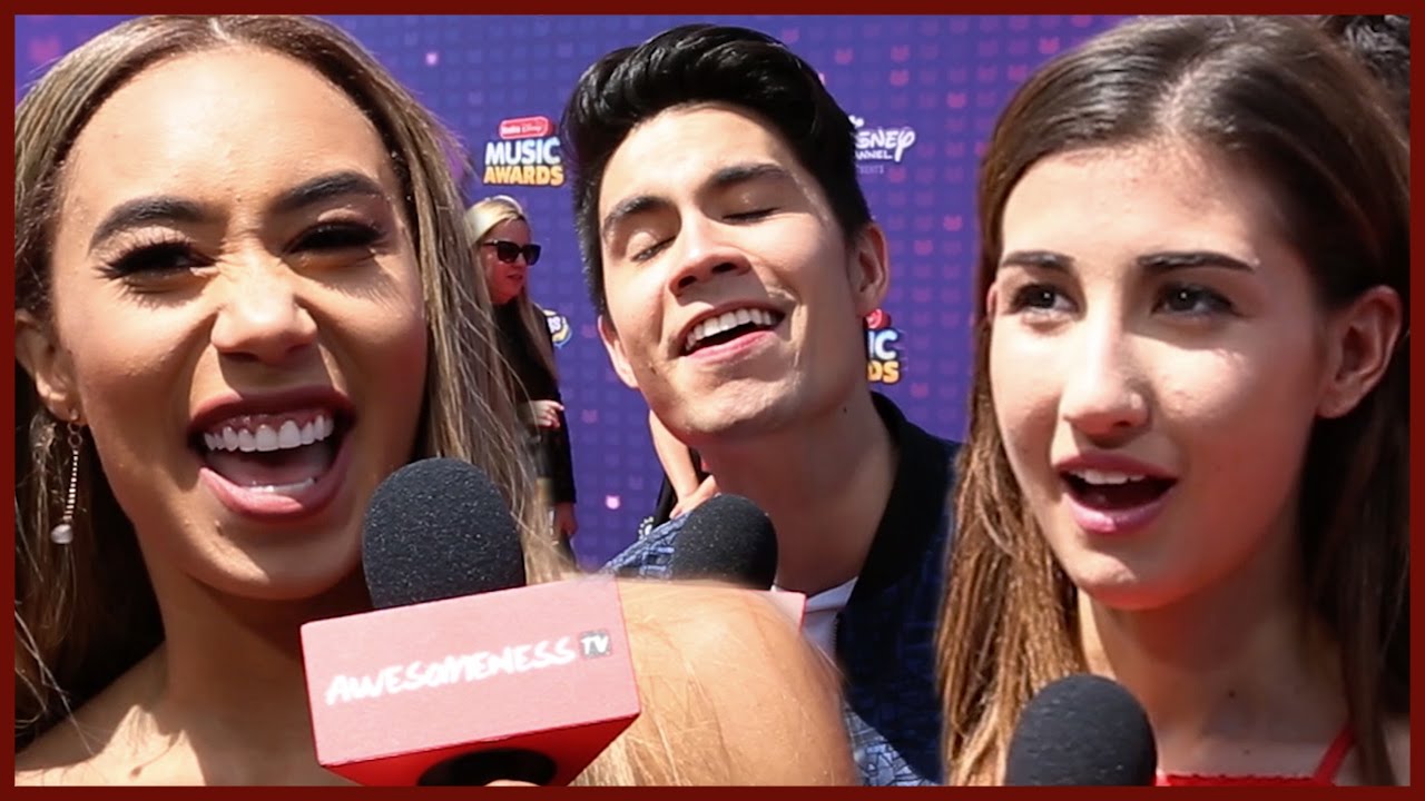 CELEBRITIES SING DISNEY SONGS! - RADIO DISNEY MUSIC AWARDS RED CARPET!