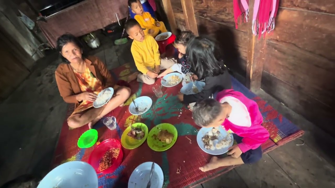 BEGINI SUASANA MAKAN DI KAMPUNG ABANG KING DAN ADEK QUEEN BERSAMA ANAK ANAK BOU