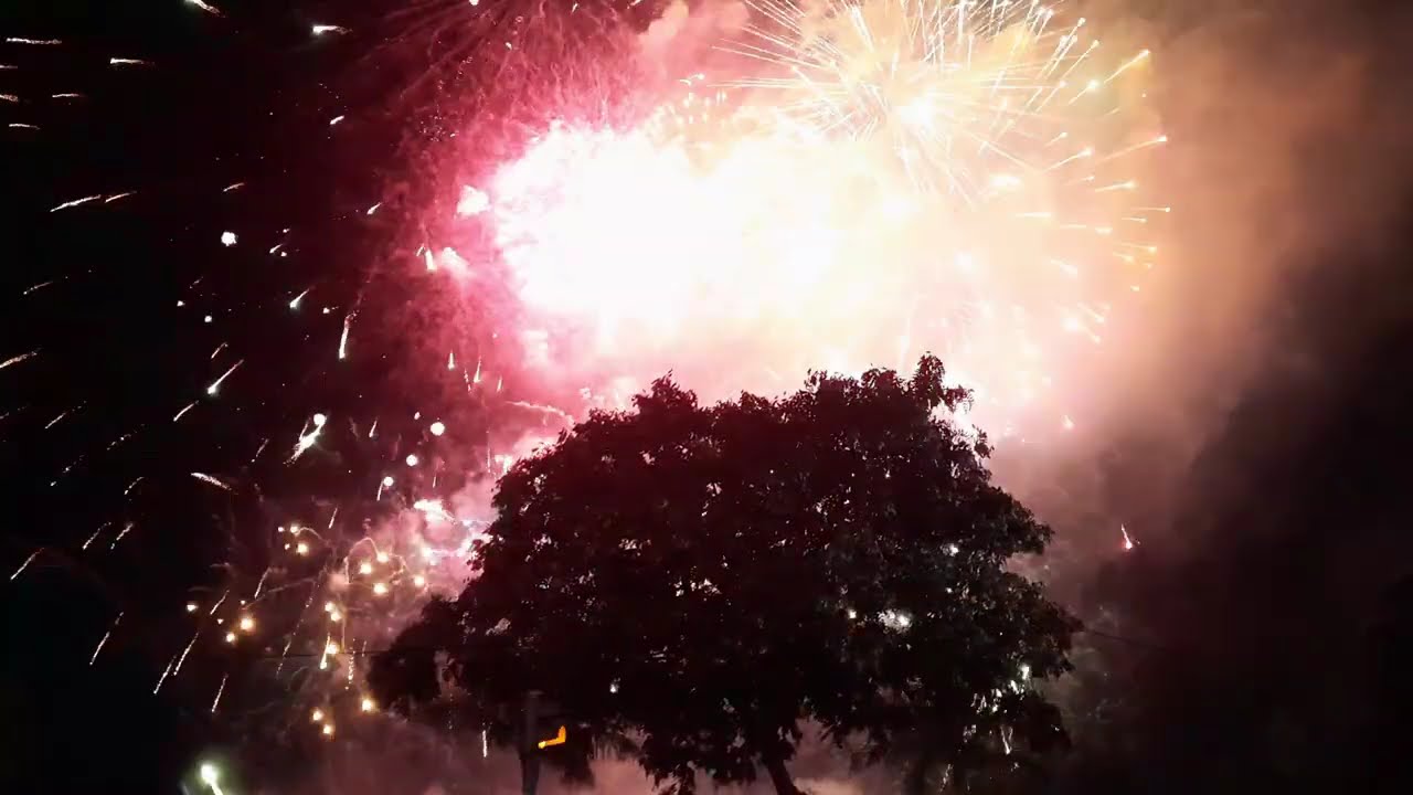 Passagem de ano em Setúbal 2024 fogo de artifício mais concerto The Gift