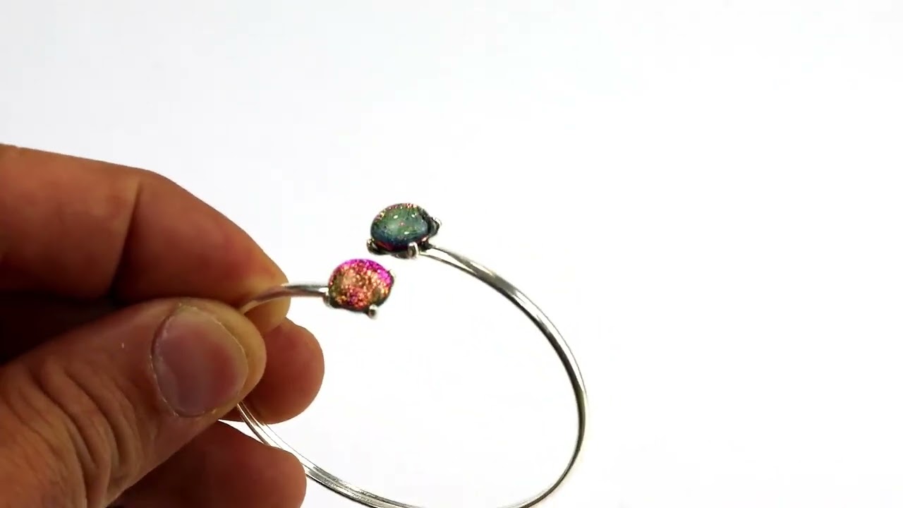 Reflets surprenants. Les perles de verre changent de couleurs. Bracelet en verre et argent 925.