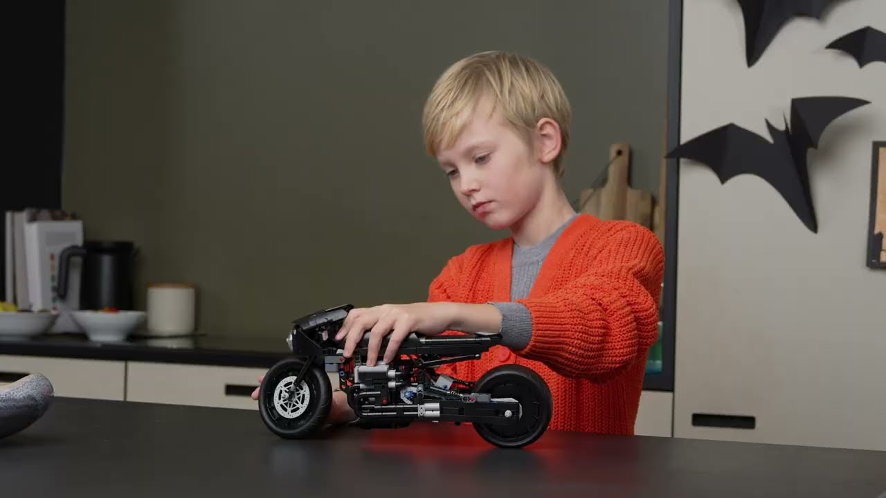 LEGO Technic BATMAN &mdash; BATMOTOR 42155