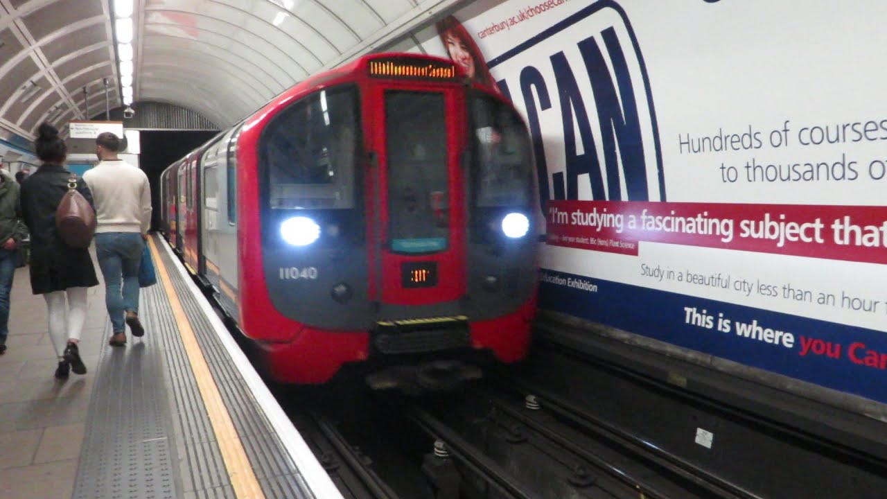 [London] 2009 Stock - Oxford Circus (Victoria Line)