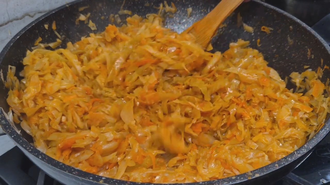 Вкусная Тушеная капуста на сковороде. Рецепты из капусты на ужин. Тушеная капуста на каждый день!