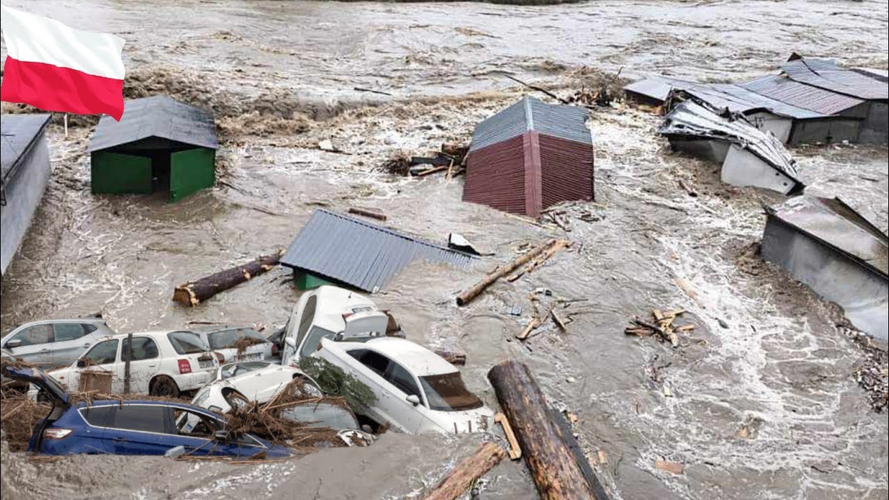 Terrible disaster caught on camera destroyed Poland today! Evacuation due to flooding in Glucholazy
