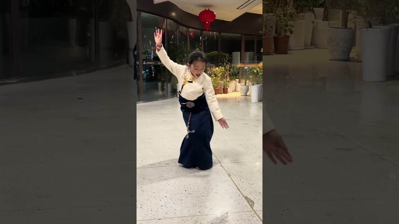 曲张措的《强巴曲桑》，好可爱的小朋友，好治愈的笑容。Quzhangcuo’s 《Qiangba Qusang》, very cute little girl, very beautiful smile