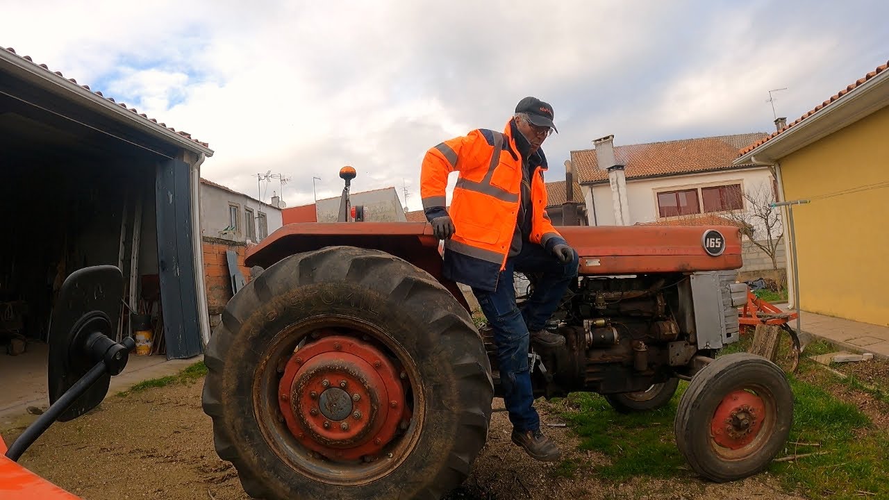 Trabalhos de um homem na aldeia.
