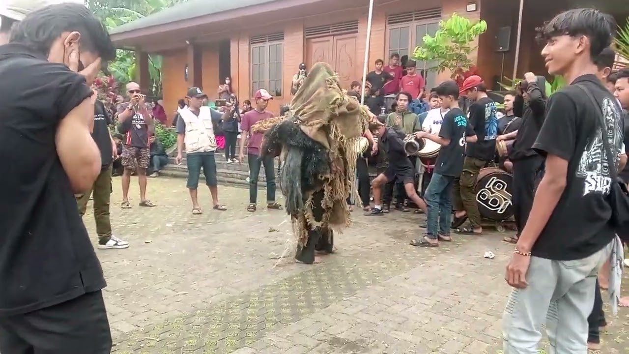 barongan Kapat Maga bikin semua pada kaburrrr ...