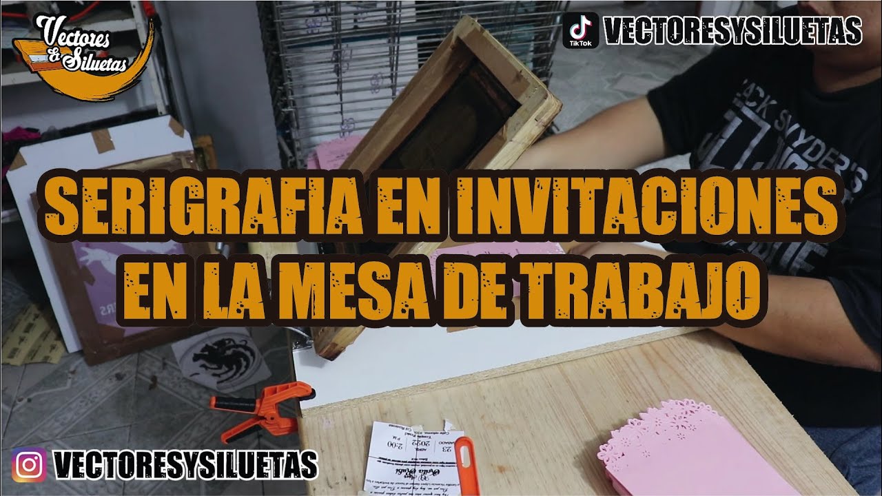 Serigrafia en invitaciones en la mesa de trabajo
