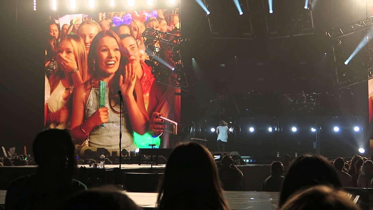 Harry takes a girl's fan and reads an anniversary sign - o2 London, OTRA 28.09.15