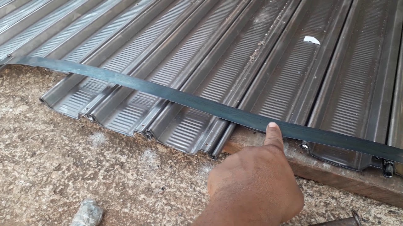 Colocando rebites na porta de aço