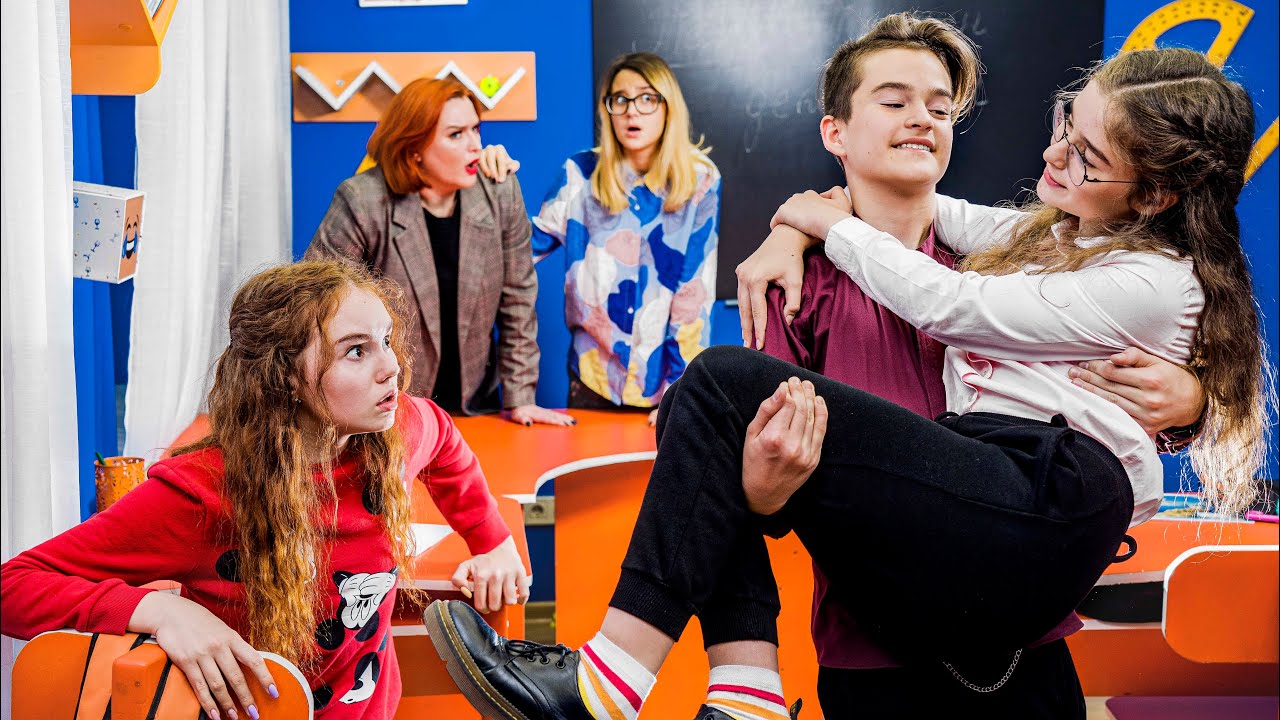 КСЮША КЛЕИТСЯ К КИРИЛЛУ!!! ОН НЕ ПРОТИВ!!!