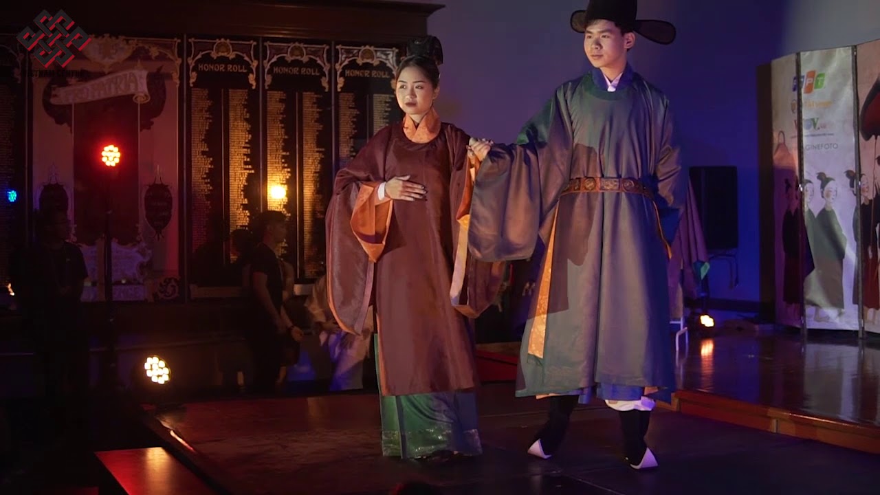 Performance of Vietnamese Ancient Costumes (Việt phục)