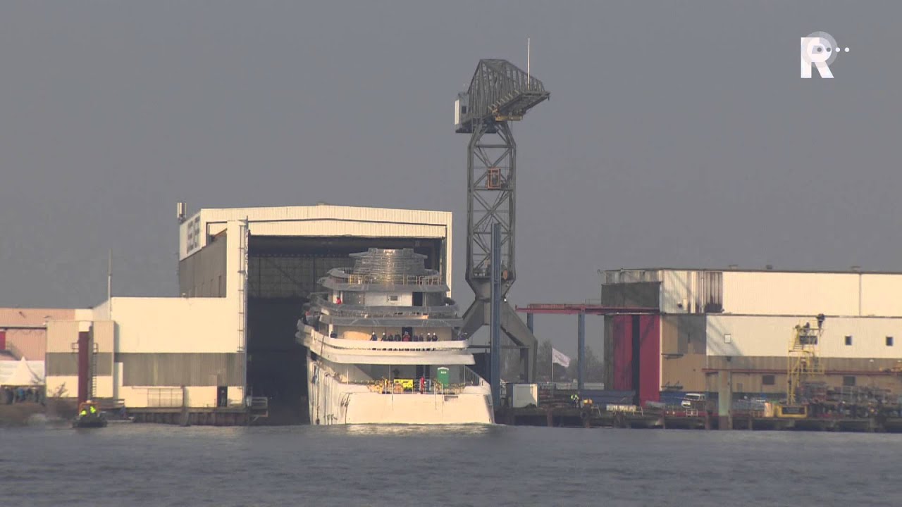 Enorm jacht te water gelaten in Capelle aan den IJssel