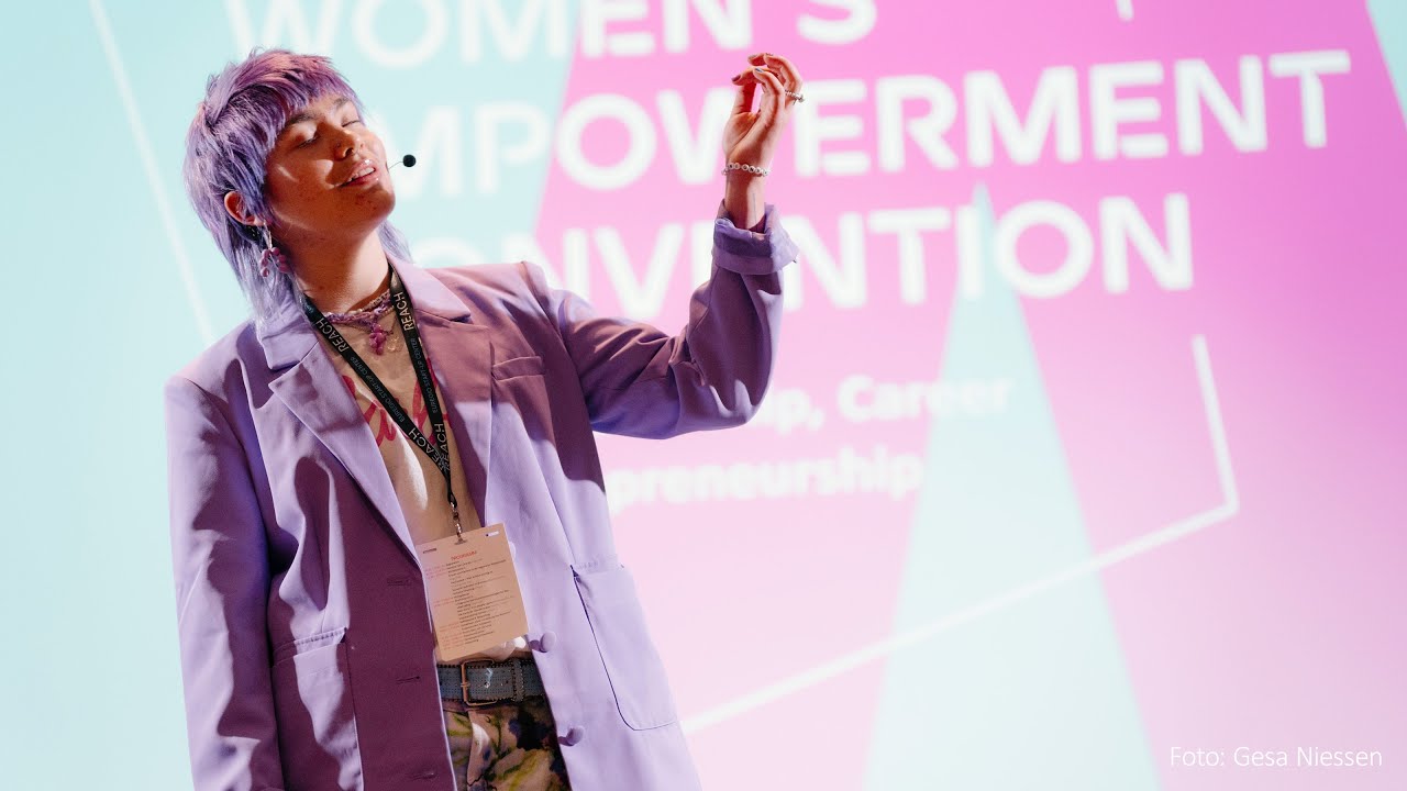 Poetry Slam von Lila Sovia an der Women’s* Empowerment Convention 2023 in Münster