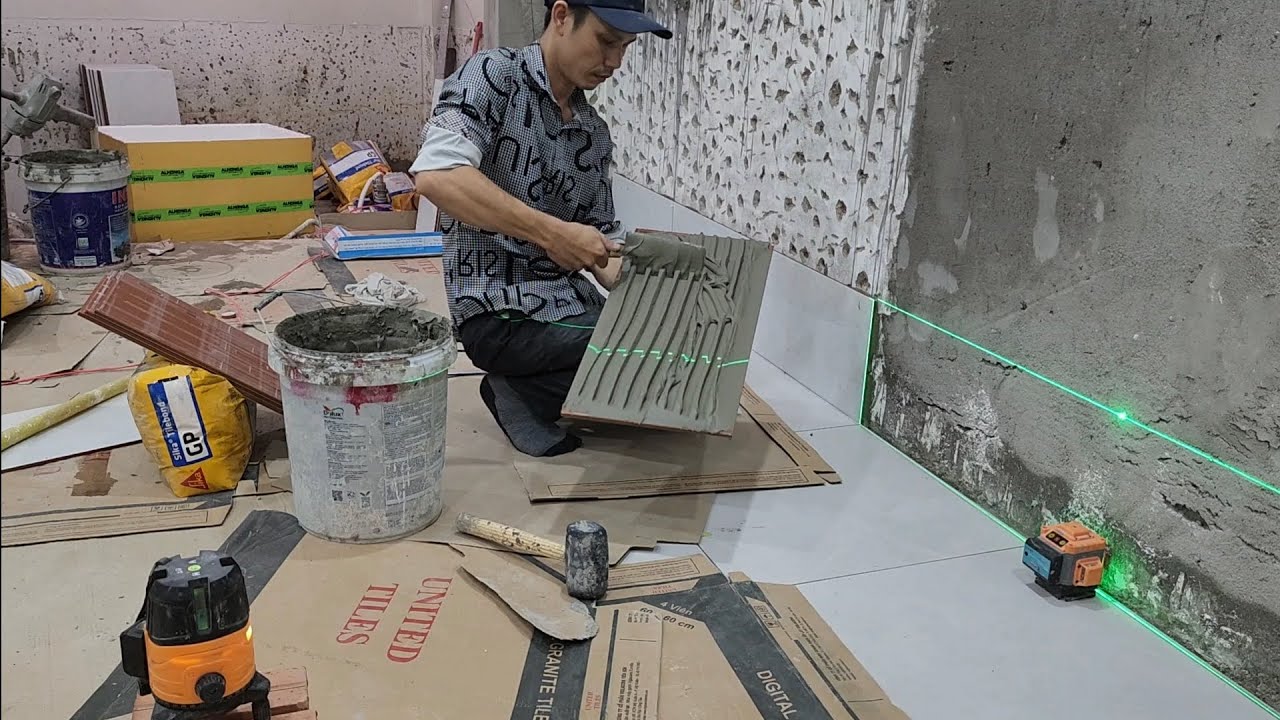 cách tuấn thi công ốp gạch tường củ bằng keo phòng khách chuẩn từng mm